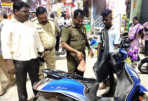 போலீசார் திடீர் வாகன சோதனை