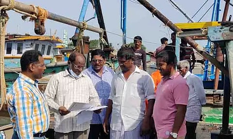 விசைப்படகுகளை மீன்வளத்துறை அதிகாரிகள் ஆய்வு