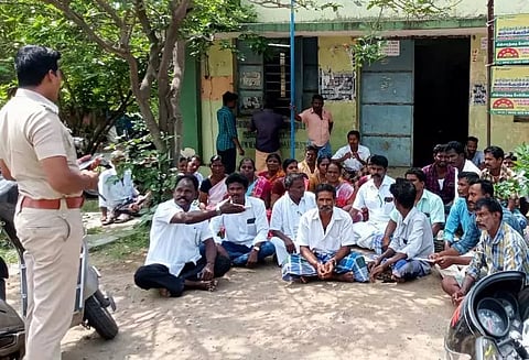 இளமின் பொறியாளர் அலுவலகத்தை பொதுமக்கள் முற்றுகை