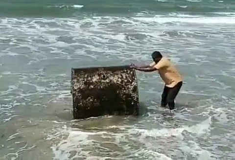 ஏர்வாடி கடற்கரையில் ஒதுங்கிய ராட்சத இரும்பு மிதவை - பொதுமக்கள் அச்சம்...!