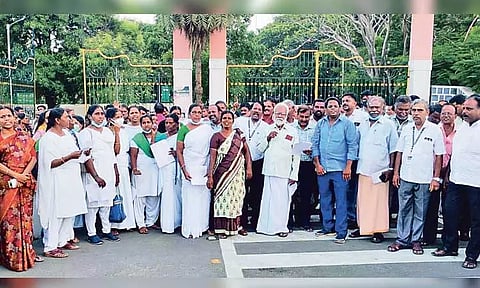 3 அம்ச கோரிக்கையை நிறைவேற்ற வலியுறுத்தி தமிழ்நாடு அரசு அலுவலர்கள் - கவன ஈர்ப்பு ஆர்ப்பாட்டம்