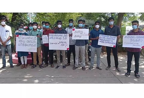 சம்பளம் வழங்கக்கோரி டாக்டர்கள் கருப்பு பேட்ஜ் அணிந்து போராட்டம்