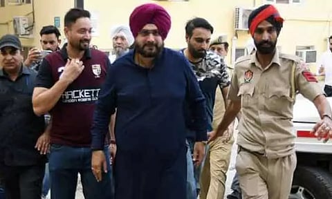 சிறையில் நவ்ஜோத் சிங் சித்துவுக்கு வேலை - தினசரி 90 ரூபாய் சம்பளம்