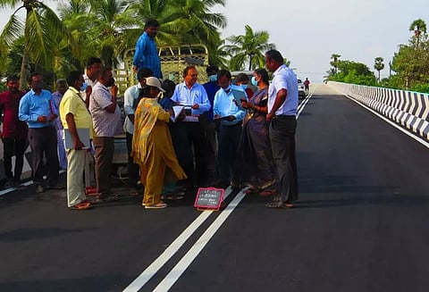 சங்ககிரி, தொளசம்பட்டி, ஓமலூரில் ரெயில்வே மேம்பால பணிகளின் தரத்தை தணிக்கை குழுவினர் ஆய்வு
