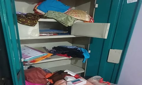 வீட்டின் பூட்டை உடைத்து தங்க,வெள்ளி பொருட்கள் திருட்டு - மர்ம நபர்கள் கைவரிசை