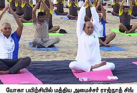 கடற்படை வீரர்களுடன் மத்திய மந்திரி ராஜ்நாத் சிங் யோகா பயிற்சி...!