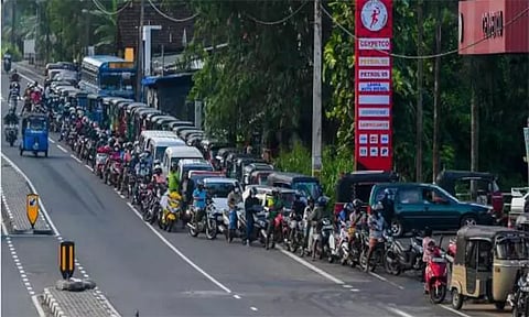 எரிபொருளை தனியார் நிறுவனங்கள் கொள்முதல் செய்ய இலங்கை அரசு அனுமதி