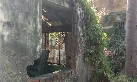 நாகை நகராட்சி பில் கலெக்டர் அலுவலக சுவரில் ஓட்டை