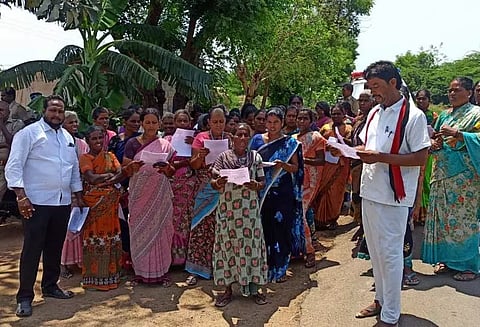 மகளிர் குழுவினர் ஆர்ப்பாட்டம்