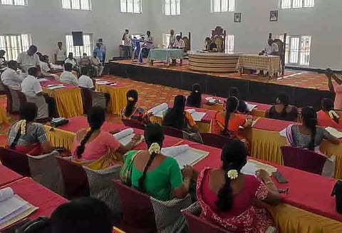 சாலையோரங்களில் கொட்டப்படும் கோழி இறைச்சி கழிவுகளை அப்புறப்படுத்த வேண்டும்