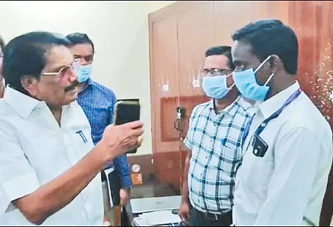 தாம்பரம் தாலுகா அலுவலகத்தில் திடீர் ஆய்வு பொதுமக்களை அலைக்கழிக்கும் அதிகாரிகள் மீது கடும் நடவடிக்கை