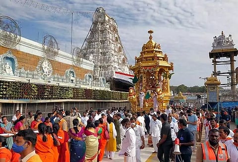 திருப்பதி ஏழுமலையான் கோயிலில் அலைமோதும் கூட்டம்! 5 கி.மீ. தொலைவுக்கு நீண்ட வரிசையில் காத்திருக்கும் பக்தர்கள்