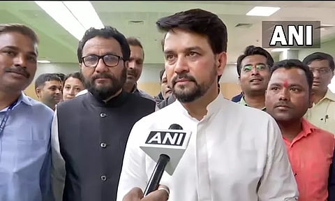 மராட்டியம்: பல்கலை கழகத்தில் விளையாட்டுகளில் ஈடுபட்ட மத்திய மந்திரி