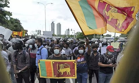 இலங்கையில் அதிபர் கோத்தபய ராஜபக்சே பதவி விலகக்கோரி 50-வது நாளாக போராட்டம்