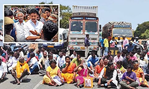 மறைமலைநகரில் வீடுகளை அகற்றுவதற்கு எதிர்ப்பு தெரிவித்து தேசிய நெடுஞ்சாலையில் பொதுமக்கள் மறியல்