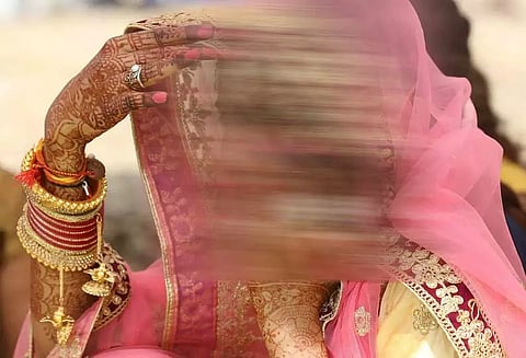 "ஒன்றா...! இரண்டா...! 15 திருமணங்கள்" முதலிரவு முடிந்ததும் நகை-பணத்துடன் ஓட்டமெடுக்கும் திருமண திருடி சீமா