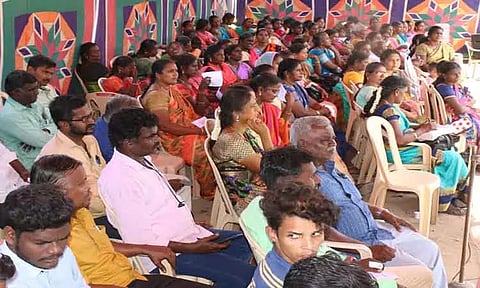 அரசு ஊழியர் சங்கத்தினர் தர்ணா போராட்டம்