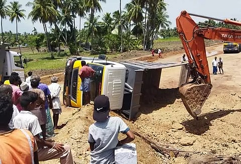 லாரி கவிழ்ந்து விபத்து