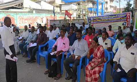 அரசு ஊழியர்கள் தர்ணா போராட்டம்