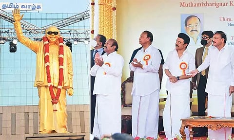 சென்னை ஓமந்தூரார் அரசினர் தோட்டத்தில் 16 அடி உயர கருணாநிதி சிலை