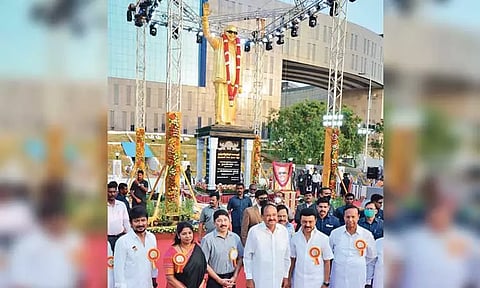 சென்னை ஓமந்தூரார் அரசினர் தோட்டத்தில் மறைந்த முன்னாள் முதல்-அமைச்சர் கருணாநிதியின் முழு உருவ வெண்கல சிலை முன்பு துணை ஜனாதிபதி வெங்கையா நாயுடு, முதல்-அமைச்சர் மு.க.ஸ்டாலின், எம்.பி.க்கள் டி.ஆர்.பாலு, தயாநிதிமாறன், கனிமொழி மற்றும் உதயநிதி ஸ்டாலின் எம்.எல்.ஏ. ஆகியோர் புகைப்படம் எடுத்துக்கொண்ட காட்சி.