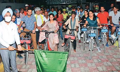 பாதுகாப்பான நகரம் குறித்த பேரணி: பெண்களுடன் சைக்கிள் ஓட்டிய மேயர் பிரியா