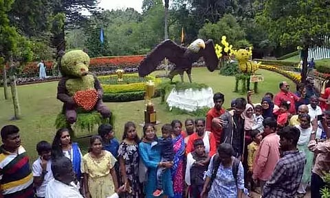 நீலகிரி கோடை விழா நிறைவு; பழக்கண்காட்சியை பார்த்து ரசித்த சுற்றுலா பயணிகள்