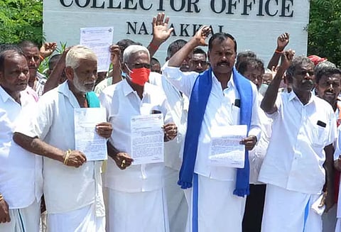 அரசம்பாளையம் கிராமத்தில் பொது இடத்தை குப்பை கிடங்காக மாற்றும் முயற்சியை கைவிட வேண்டும் கலெக்டரிடம் மனு