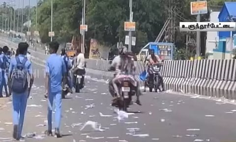 ரோட்டில் கிழித்து எறியப்பட்ட பள்ளி புத்தகங்கள்! மாணவர்கள் செயலால் அதிர்ச்சி