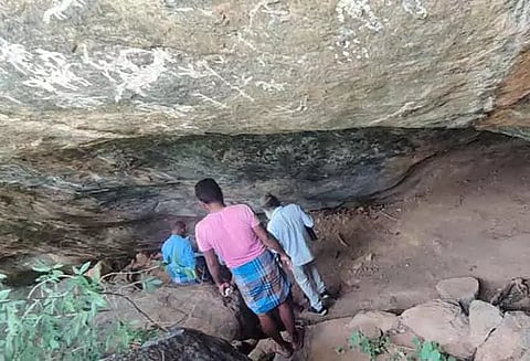 பாறை ஓவியங்களை வரலாற்று குழுவினர் ஆய்வு