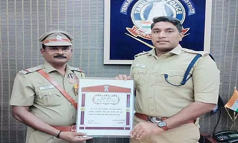 சிவகிரி சிறப்பு சப்-இன்ஸ்பெக்டருக்கு போலீஸ் சூப்பிரண்டு பாராட்டு