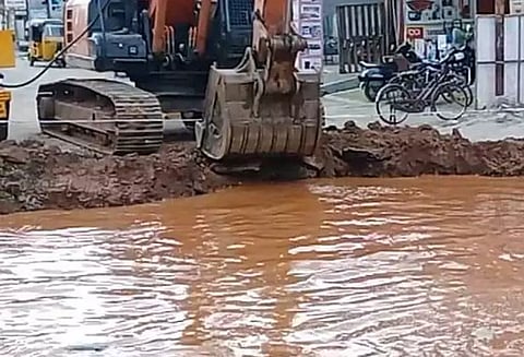 மேம்பால பணிக்கு பள்ளம் தோண்டியபோது குடிநீர் குழாய் உடைந்தது