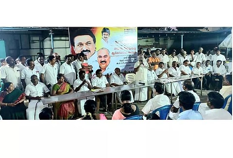 3-ந்தேதி கருணாநிதி பிறந்த நாள் விழா: ஏழைகளுக்கு நலத்திட்ட உதவிகள் வழங்கி கொண்டாட வேண்டும் தி.மு.க. கூட்டத்தில் அமைச்சர் செஞ்சி மஸ்தான் பேச்சு