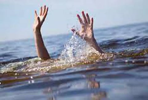 கல்குவாரியில் குதித்த வாலிபர் தண்ணீரில் மூழ்கினார்- தேடும் பணி தீவிரம்