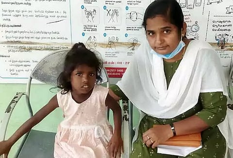 அக்காவால் விட்டு செல்லப்பட்ட 5 வயது சிறுமி