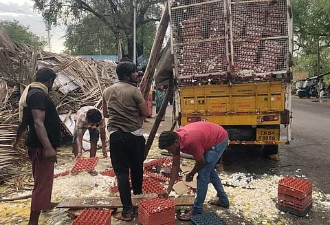 மினி லாரி கவிழ்ந்து 45 ஆயிரம் முட்டைகள் சேதம்