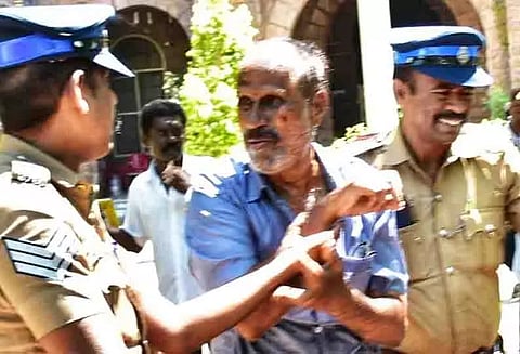 கலெக்டர் அலுவலகத்தில் 2 பேர் தீக்குளிக்க முயற்சி