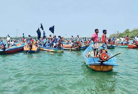 சுடுதண்ணீர் வெளியேறும் பகுதியில் மணல் மூட்டைகளை போட்டு அடைத்ததால் பரபரப்பு