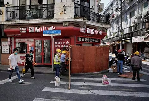 சீனாவின் ஷாங்காய் நகரில் பொது போக்குவரத்து மீண்டும் தொடக்கம்! ஊரடங்கு விலக்கி கொள்ளப்பட்டதால் பொதுமக்கள் நிம்மதி!