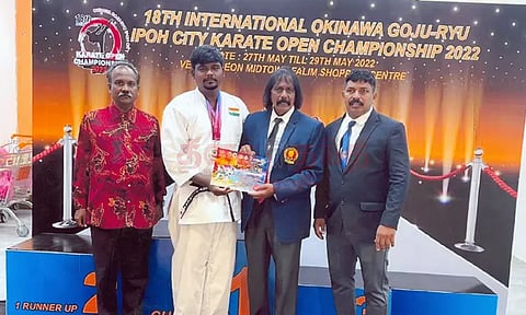 ஈரோட்டை சேர்ந்தவர் சர்வதேச கராத்தே போட்டியில் பதக்கம் வென்று சாதனை