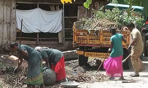 தென்கரை பேரூராட்சி 10-வது வார்டில் குப்பைகள் அகற்றம்