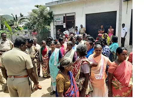 டாஸ்மாக் கடையை முற்றுகையிட்டு பெண்கள் போராட்டம்