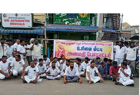 பள்ளிபாளையத்தில் டாக்சி டிரைவர்கள் போராட்டம்