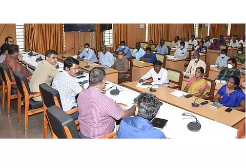 முன்னாள் முதல்-அமைச்சர் கருணாநிதி பிறந்தநாளின்போது 5 ஆயிரம் பயனாளிகளுக்கு நலத்திட்ட உதவிகள் வழங்க ஏற்பாடு கலெக்டர் மோகன் தகவல்