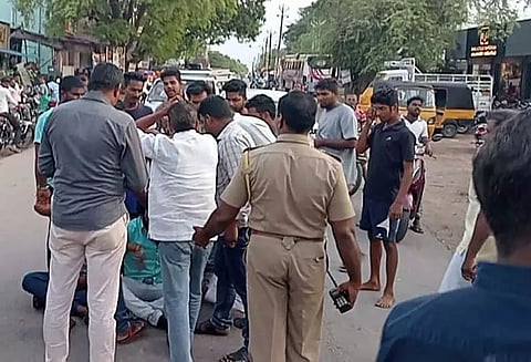 வாலிபருக்கு சரமாரி கத்திக்குத்து