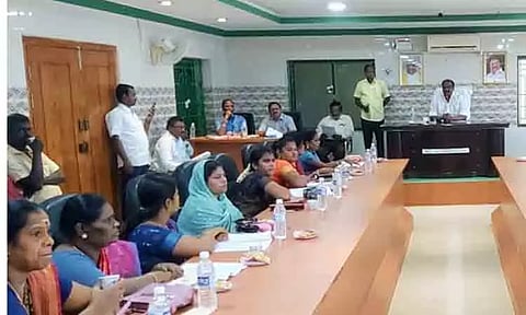 "காணாமல் போன 13 ஊருணிகளை கண்டுபிடித்து தாருங்கள்"- நகர்மன்ற கூட்டத்தில் கவுன்சிலர்கள் வலியுறுத்தல்