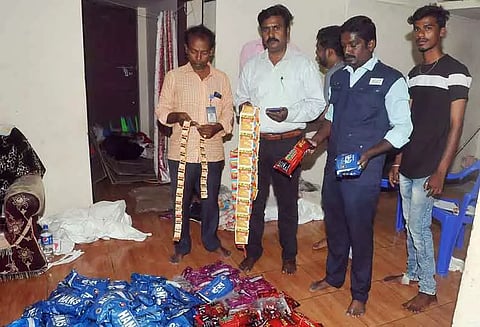 தடை செய்யப்பட்ட 120 கிலோ புகையிலை பொருட்கள் பறிமுதல்