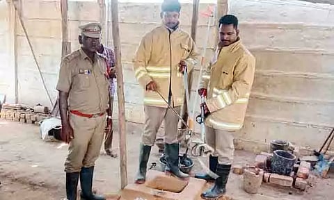 சிற்பக்கூட உருக்கு உலையில் புகுந்த சாரைப்பாம்பு பிடிபட்டது