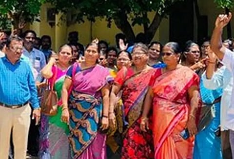 தஞ்சை : பிளஸ்-2 விடைத்தாள் திருத்தும் பணியை புறக்கணித்து ஆசிரியர்கள் போராட்டம்