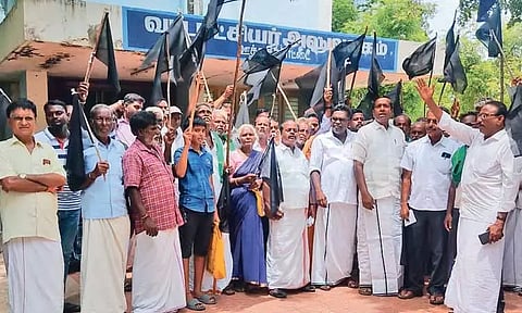 6 வழிச்சாலைக்கு எதிர்ப்பு தெரிவித்து கருப்புக்கொடி ஏந்தி விவசாயிகள் ஆர்ப்பாட்டம்